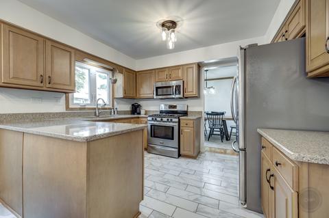 555 Roxbury Dr, Naperville, IL 60565 photo 11
