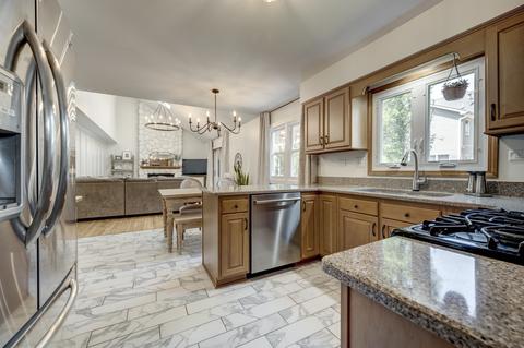 555 Roxbury Dr, Naperville, IL 60565 photo 8