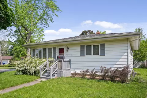 122 Stewart Ave, Woodstock, IL 60098