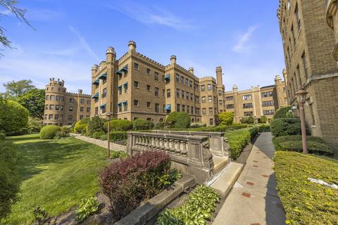 2422 W Greenleaf Ave #3, Chicago, IL 60645