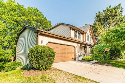 1557 Old Barn Cir, Libertyville, IL 60048