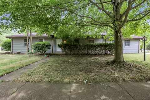 214 Clayton Dr, Mahomet, IL 61853