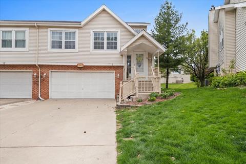 22 Shire Ct, Bloomington, IL 61701