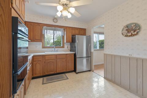 9363 Clancy Dr, Des Plaines, IL 60016 photo 8