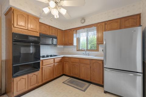 9363 Clancy Dr, Des Plaines, IL 60016 photo 9