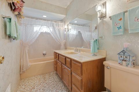 9363 Clancy Dr, Des Plaines, IL 60016 photo 12