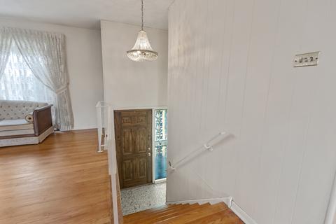 9363 Clancy Dr, Des Plaines, IL 60016 photo 2