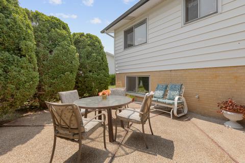 9363 Clancy Dr, Des Plaines, IL 60016 photo 23