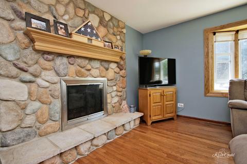 718 Christine Dr, Mchenry, IL 60051 photo 2