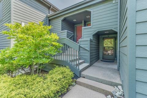 331 Oak Hill Dr #B, Lake Barrington, IL 60010