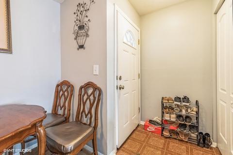 1870 Huntington Blvd #E, Hoffman Estates, IL 60169 photo 2