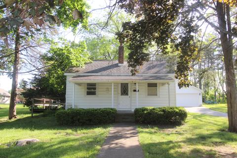 723 Oak St, Woodstock, IL 60098