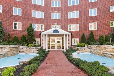 8540 W Foster Ave #207, Norridge, IL 60706