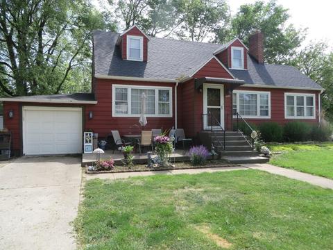 12 N Market St, Momence, IL 60954