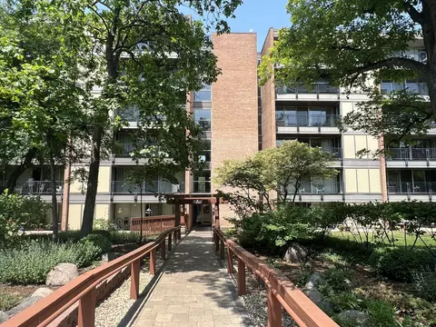 6010 Oakwood Dr #3E, Lisle, IL 60532