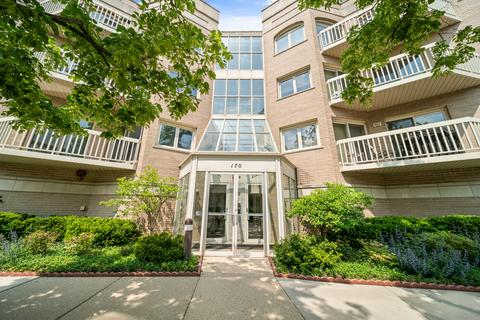 170 Manchester Dr #207, Buffalo Grove, IL 60089