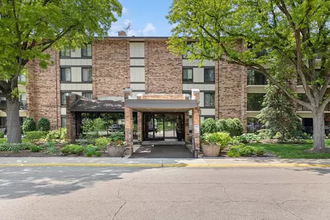 301 Lake Hinsdale Dr #107, Willowbrook, IL 60527
