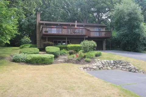 3116 E Lake Shore Dr, Wonder Lake, IL 60097