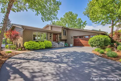 409 Red Rock Dr, Lindenhurst, IL 60046