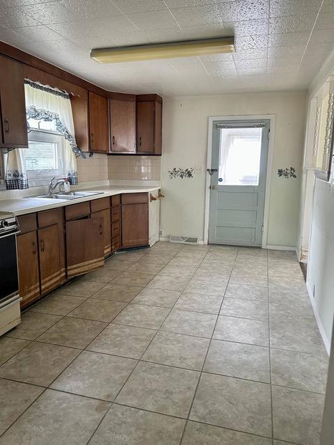 408 E Oakland Ave, Bloomington, IL 61701 photo 2