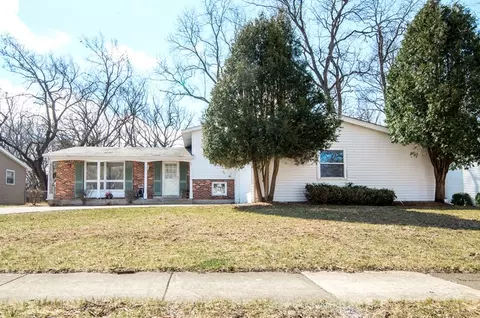 645 Green Oaks Dr, Crystal Lake, IL 60014