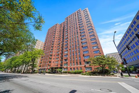 2909 N Sheridan Rd #211, Chicago, IL 60657