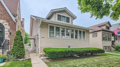 5709 W Warwick Ave, Chicago, IL 60634