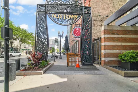 1212 N Wells St #206, Chicago, IL 60610