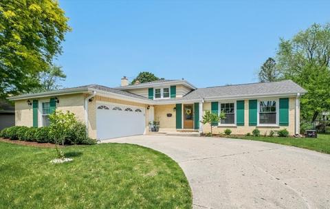 2245 Strawberry Ln, Glenview, IL 60026