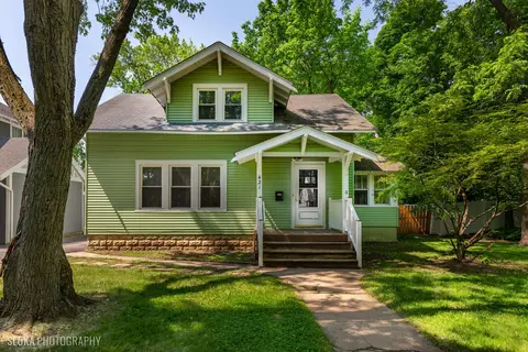 421 S Oriole Trl, Crystal Lake, IL 60014