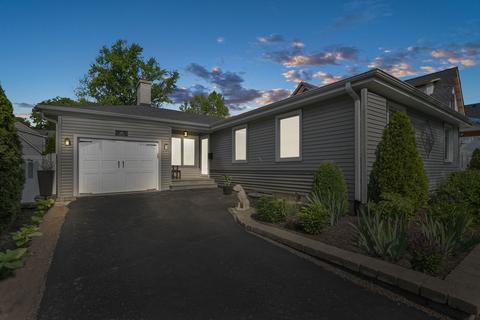 110 Tuttle Ave, Clarendon Hills, IL 60514