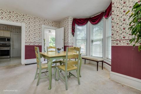 927 Saint John St, Elgin, IL 60120 photo 3