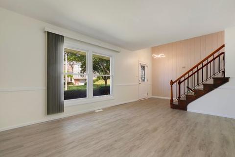 2105 Sutherland Pl, Hoffman Estates, IL 60169 photo 3