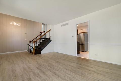2105 Sutherland Pl, Hoffman Estates, IL 60169 photo 4