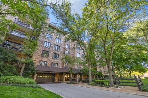 1800 Mission Hills Rd #112, Northbrook, IL 60062