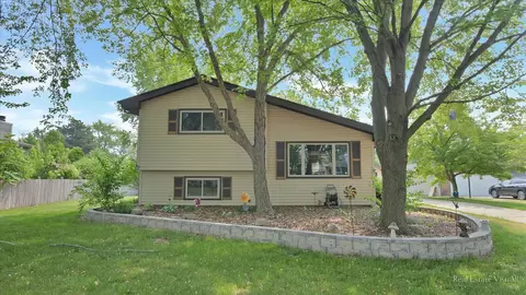 707 Aztec Dr, Carol Stream, IL 60188