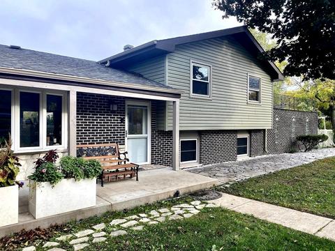 8756 W Taos Dr, Palos Hills, IL 60465