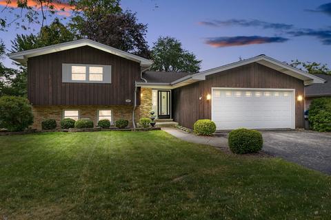 207 Robinson Ln, Westmont, IL 60559