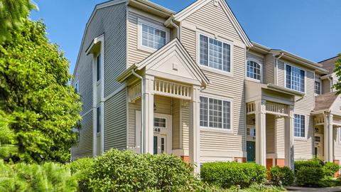548 Cary Woods Cir, Cary, IL 60013