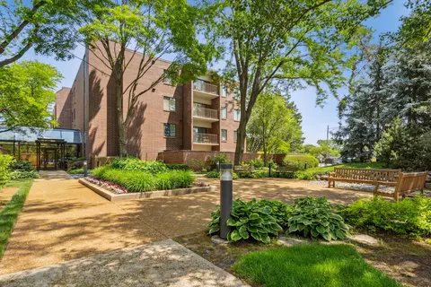 2200 Bouterse St #402C, Park Ridge, IL 60068