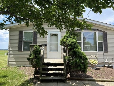 647 Bluebird Cir #A, Sandwich, IL 60548