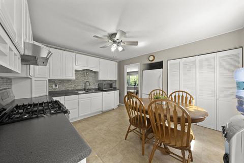 2504 Kirchoff Rd, Rolling Meadows, IL 60008 photo 4