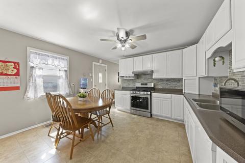 2504 Kirchoff Rd, Rolling Meadows, IL 60008 photo 5