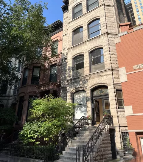 818 N Dearborn St #2R, Chicago, IL 60610