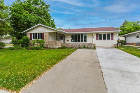 648 Charing Cross Rd, Elk Grove Village, IL 60007
