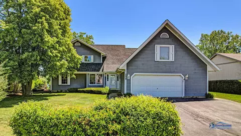 2276 High Point Dr, Lindenhurst, IL 60046