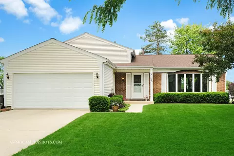 2220 Briar Hill Dr, Schaumburg, IL 60194