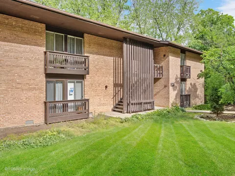 5511 Lakeside Dr #2F, Lisle, IL 60532