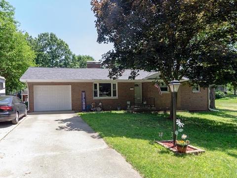 702 Colony Grv, Mahomet, IL 61853