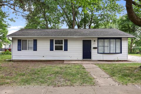 2201 E Country Squire Dr, Urbana, IL 61802